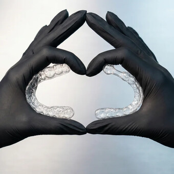 Сколько стоят элайнеры и почему цена в разных клиниках отличается в три раза